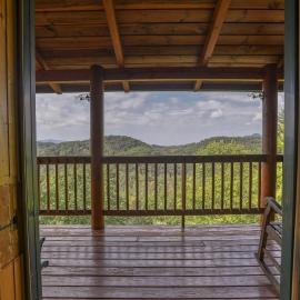 Secluded 2BR Log Cabin Hot Tub Stunning Mountain Views, hotel v destinácii Cosby