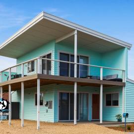 3BR Retro Charm Beach House Getaway، فندق في Aldinga Beach