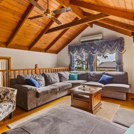 StayAU Luxury Candlewick Cottage in Dandenong