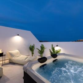 Onar -Quiet Luxury Suites with Private Jacuzzi-Ideal for Couples、アルハンゲロスのホテル