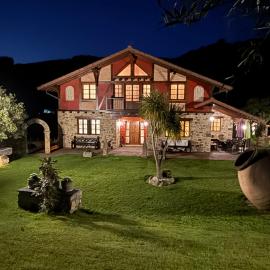 Vivienda turistica jardín con encanto y piscina