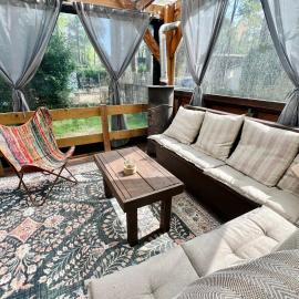 Cosy chalet Veluwe with AIRCO, a spacious garden and veranda, Hotel in Doornspijk