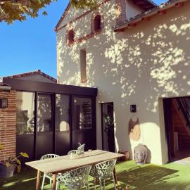 Nuit romantique avec jacuzzi privé !, hotel in Noé