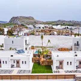 The Azure Suites، فندق في شاراكي