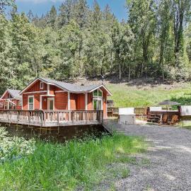 Modern Cabin Retreat with Swim Spa Hot Tub and Air Conditioning, hotel in Forestville