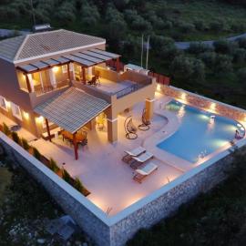 Elegant villa with sea view in Crete
