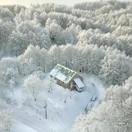 Echoland Madarao エコーランド斑尾 All en-suite rooms & a free 3-minute shuttle to the ski resort, hotel in Madarao Kogen