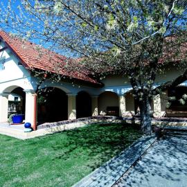 Calm Luxury Villa Original Artworks Free Parking, hotel u gradu Šamorin