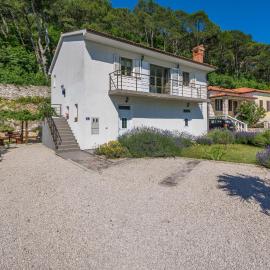 Villa Dorijana, a beachfront holiday home, hotel di Plomin