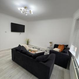 Cozy 3 Bed Home, Free Parking 8 min to City Centre