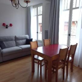 Appartement Reines des Pyrénées, T2, entier, centre Luchon, tarif cure thermale, wifi, casier à skis, ascenseur, hotel in Luchon