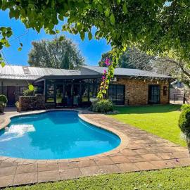 Spies Villa - Fast Wi-fi, Netflix, DSTV, Solar, Certified Water System, hotel in Middelburg