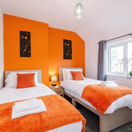 Beautiful 3-Bedroom Fully Furnished Family & Business Retreat Sleeps 5 Free Parking Spacious & Comfortable