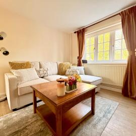 New Forest Cozy 3-Bed Family Cottage, PaultonsPark, hotel em Bartley