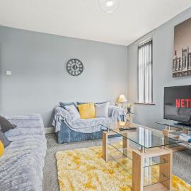 Spacious 4-Bedroom Home in Peaceful Coventry Spot, hotel din Parkside