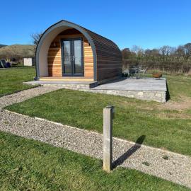 Mynd View Pods Cedar, hotel in Craven Arms