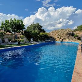 Casa Rural Casaplana, grupos grandes, 1500m2 de casa, piscina privada y patio, 2 barbacoas, Zona Prepirineo, ξενοδοχείο σε Calasanz