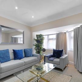 Stylish 4-bedroom, 2-Bathroom Home in Brightside Avenue, hotel in Staines