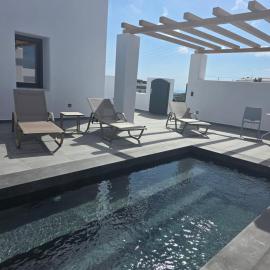 Santorini Ethereal Blue Suites, hótel í Pyrgos