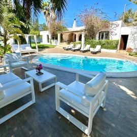 Stylish Ibiza Villa Near Beaches Private Pool & Lush Garden, Hotel in Cala Llonga