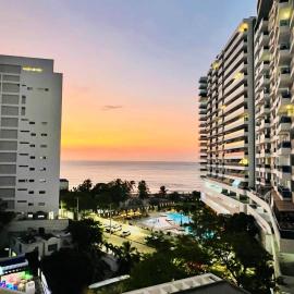 Modern Condo at Seaside Luxury Resort, hotel u gradu 'Santa Marta'