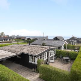 Lovely Home In Bjert With Kitchen โรงแรมในBinderup Strand