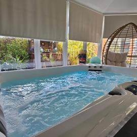 Braveheart Haven: 4BD Retreat with Hot Tub