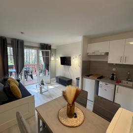Appartement Spacieux rénové et piscine chauffée 1Chambre 4 personnes - Lacanau - piscine - Vue sur le golf: Lacanau şehrinde bir otel