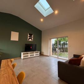 Spacious house - garden, Netflix & shops, hotel a Béguey