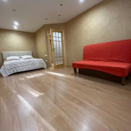 Просторная квартира, Калиновая 66, левый берег, hotel in Nizhnedneprovsk