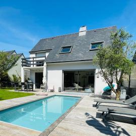 Villa Larmor-Plage 8 personnes avec piscine, Hotel in Larmor-Plage