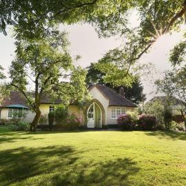 Plantagenet, A Historic Country Cottage with Pool and Hot Tub, hotell sihtkohas Boughton Aulph