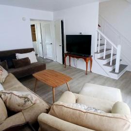 quiet 2 bedroom with fence and fire pit, Hotel in Raleigh