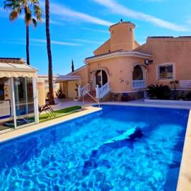 Casa Valdi, fantastic 4 bedroom house with private,heated swimming pool and barbecue, hotel in Ciudad Quesada