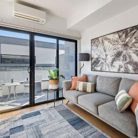 Comfortable 2BR Retreat with Balcony & Parking, hotel in Melbourne