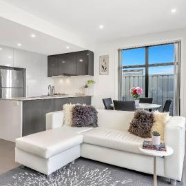 Luxurious Living in St Clair with Spa and Balcony