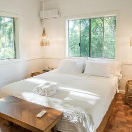 Rainforest Nest - CAHAYA, PITI, VIRYA Nest with Self-Service Breakfast, Balcony, Monkeys, Bats!, hotel a Subic Bay Intl
