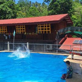 Twin Hearts Resort Pool Cabin 2, хотел в Jasaan