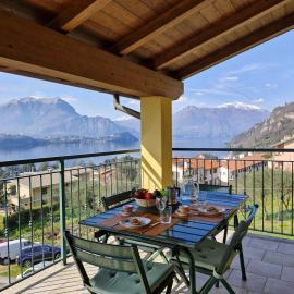 Balcony Lake View Apartment, hotel Liernában