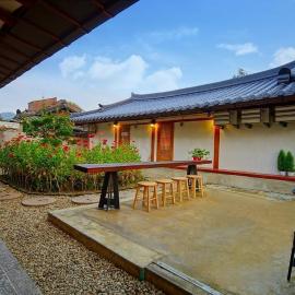 Jeonju hanokmaeulsukbak hanokmidam
