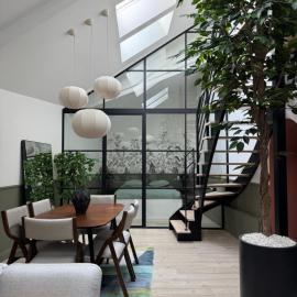 Stylish Loft in Bayeux Historic Center, 5m Ceilings, Glass Wall, 3 Bedrooms, hotel in Bayeux