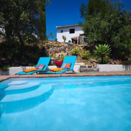 Künstlerhaus Finca Madreselva mit atemberaubenden Weitblick mit Infinitypool, kleinen Teichen und vielen Sitzplätzen in Tolox Malaga im Nationalpark Sierra de las Nieves, ideal für Entspannung, aber auch zum Wandern, hotell i Tolox