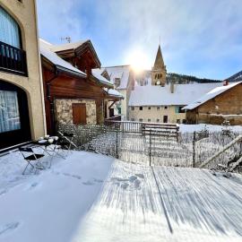 Au pied des pistes studio et jardin au soleil, hotel a Monginevro