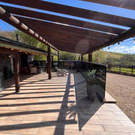 Tanyard Barn - Luxury Hot Tub & Secure Dog Field Included、Old Glossopのホテル