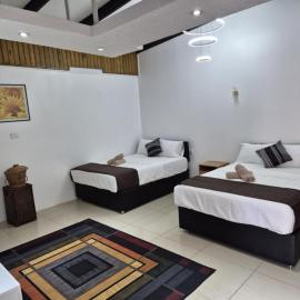 The Pine Lodge Accomodation, hotel u gradu 'Mba'