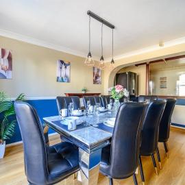 51VL - Stylish Home with Hot Tub in Hawksworth