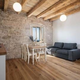 Apartments Eliza، فندق في فيرسار