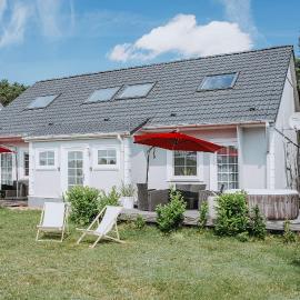 Ferienhäuser Insel Usedom Haus Jojo 7 - Blick aufs Achterwasser! Whirlpool und Sauna, hotel en Lütow