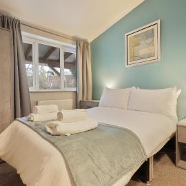 Family and Work Stay 4 BR House Sleeps 11 with Free Driveway Parking WiFi and Garden Perfect for Contractors Work Crews and Family Groups