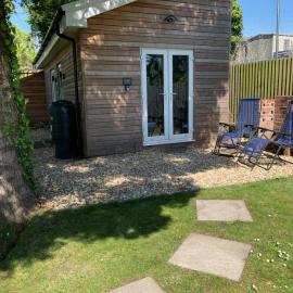 Y Caban-The Cabin-2 Guests-Private Parking-Fast WIFI, Hotel in Llanelli